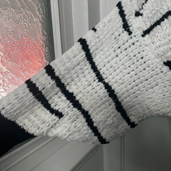 Hand made sweater, one of a kind, soft, sexy and very feminine ❤️ - Picture 6 of 7